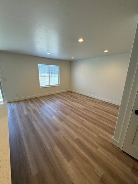 Building Photo - 494 340 W