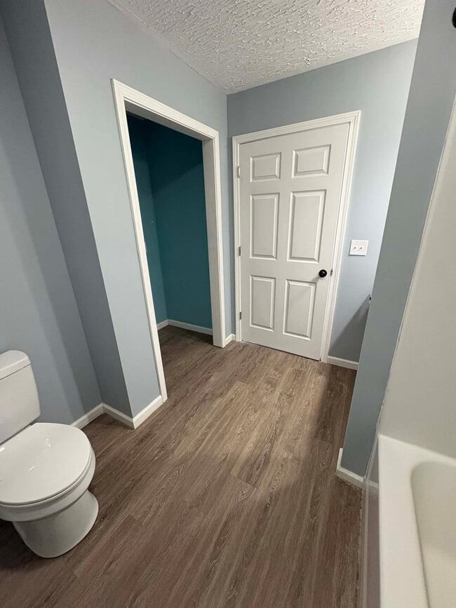 Building Photo - Country Living Home!