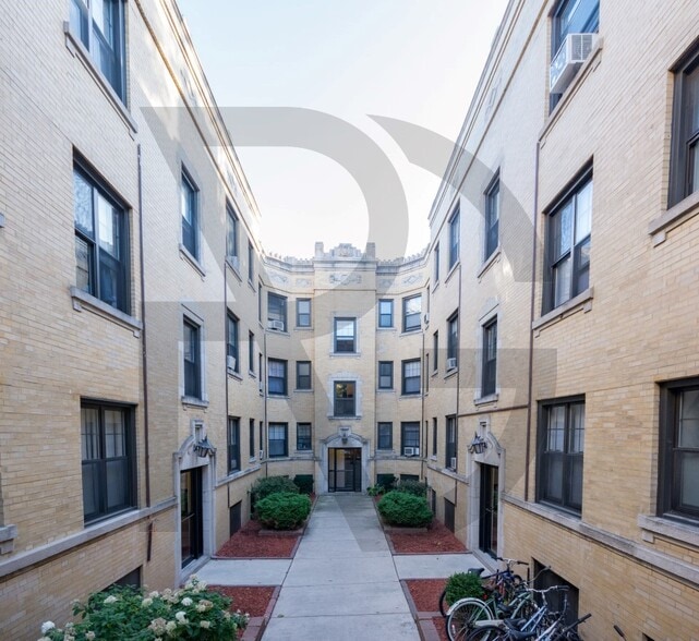 Building Photo - 440 W Belden Ave