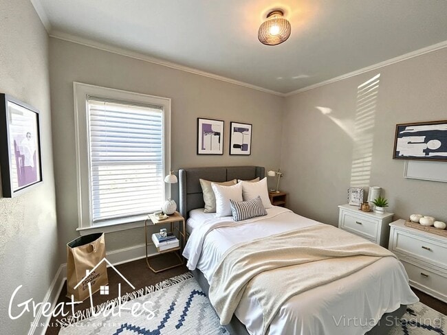 Building Photo - 892-894 Gladstone