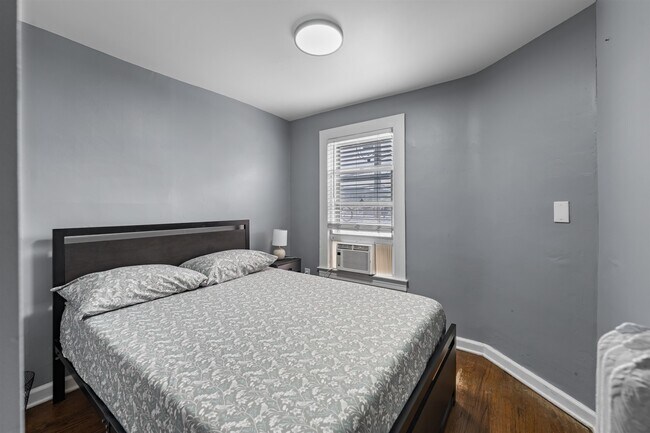 Building Photo - 9 W 51st St