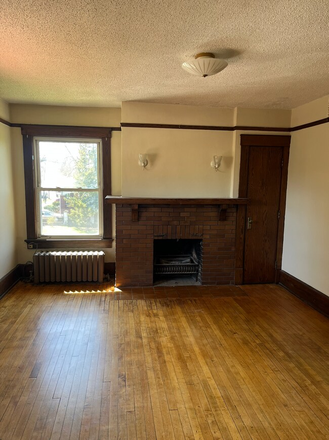 Building Photo - Charming, Vintage, Downtown Apartment