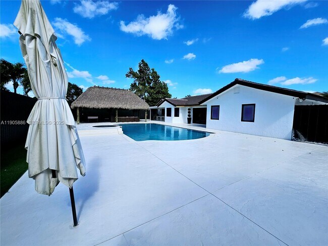 Building Photo - 16138 SW 154th Ct