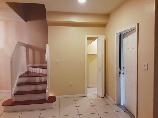 Building Photo - 1425 SE 24th Ct