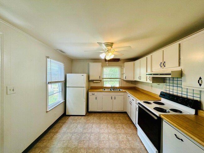 Building Photo - SEAGATE AREA - 1BD/1BA - Located just off ...