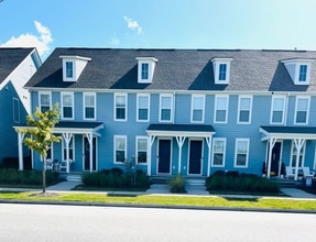 Building Photo - Stunning 2 Bed 2.5 Bath Townhome!