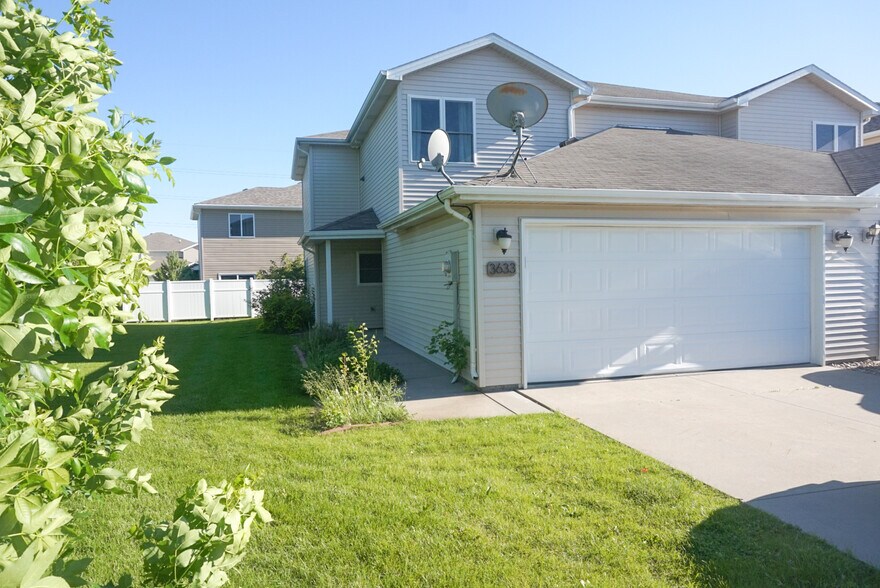 Primary Photo - 3633 McLaughlin Dr
