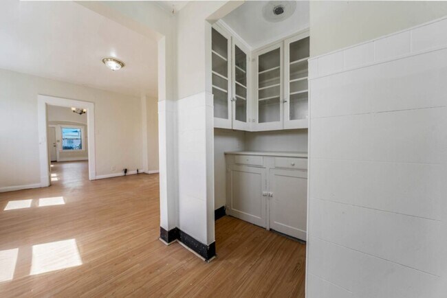 Building Photo - 3402 Roehl Ave