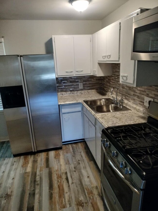 Building Photo - 3 bedroom, 1 bathroom home in College Hill...