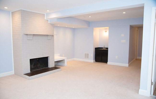 Building Photo - 10331 Bushman Dr