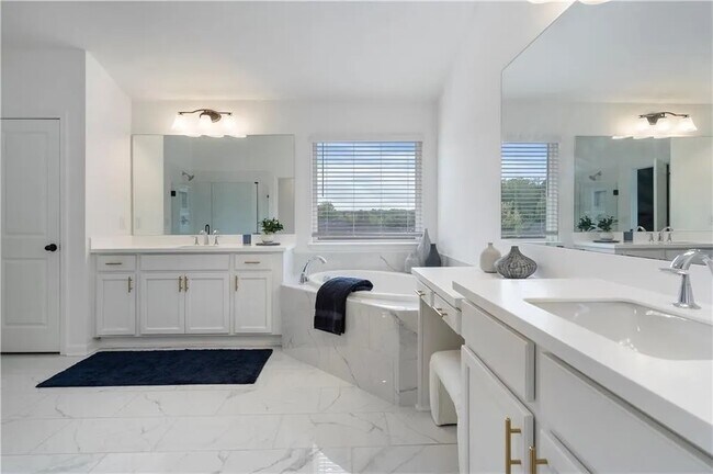 Master bath with separate Shower and Tub - 166 Crest Brooke Dr