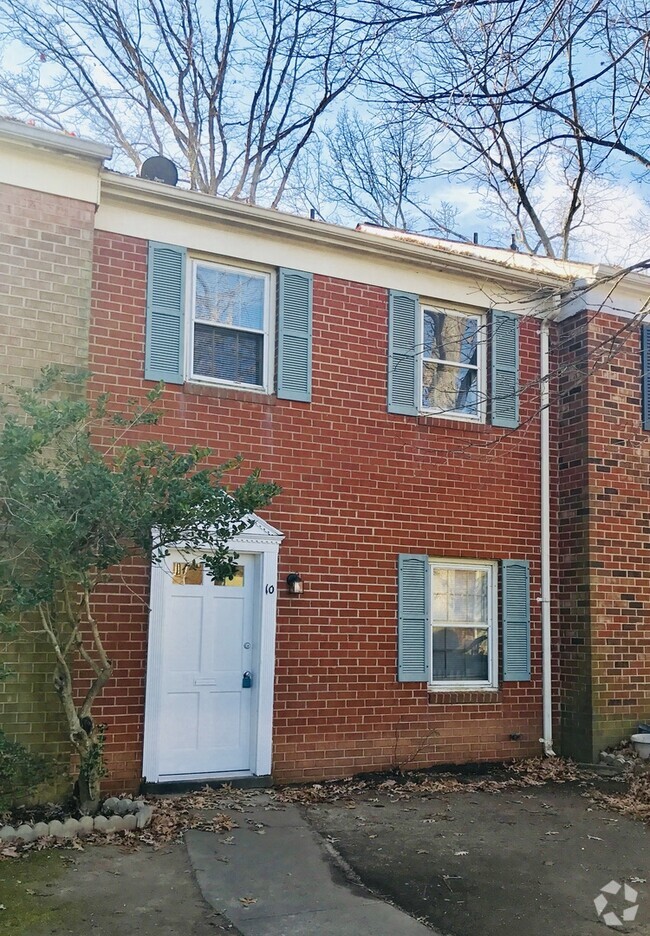 Building Photo - 3 Bedroom in Townhouse Fredericksburg/Spot...