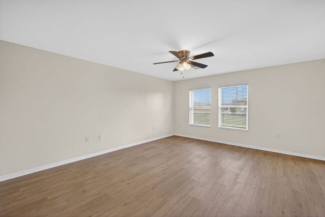 Building Photo - 4 Bedroom Home 2 Story