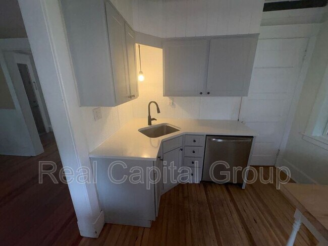 Building Photo - 376 Kenwood Ave