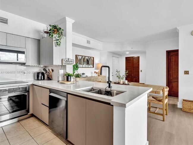 Building Photo - 17150 N Bay Rd