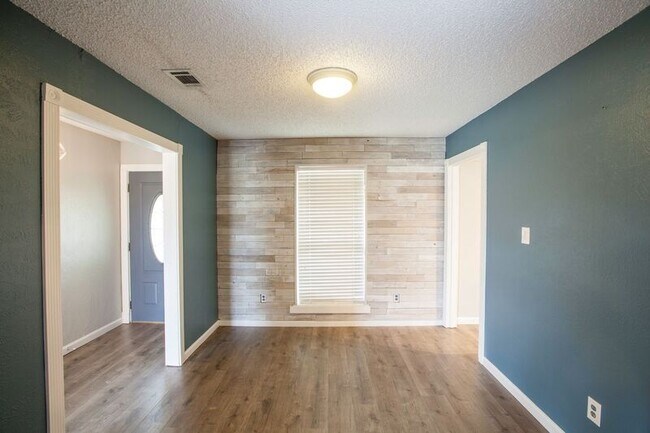Building Photo - 1535 Rocky Point Dr