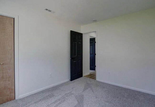 Building Photo - Beautifully remodeled 4-bedroom, 2-bath ho...