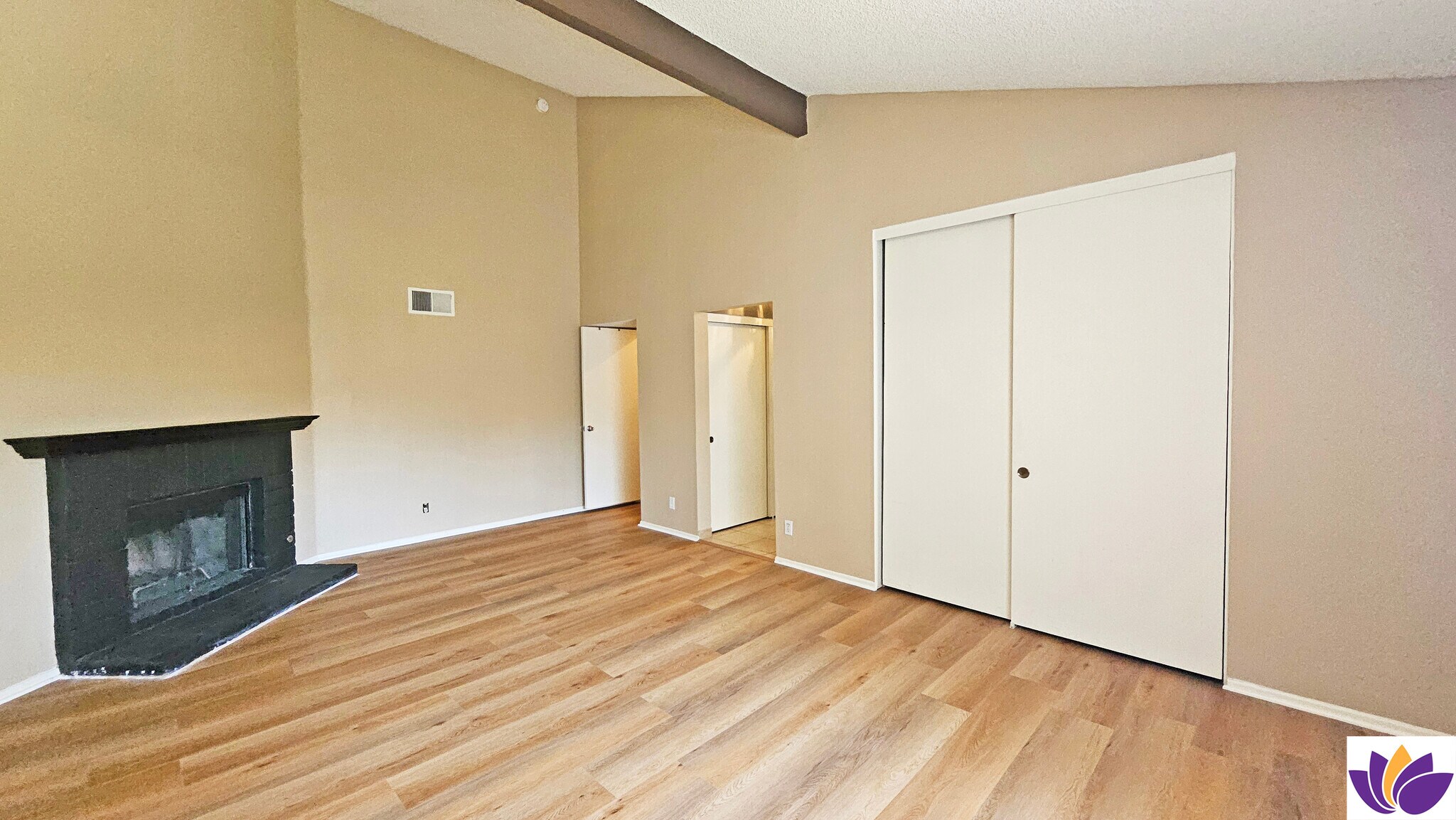 Building Photo - 5800 Owensmouth Ave