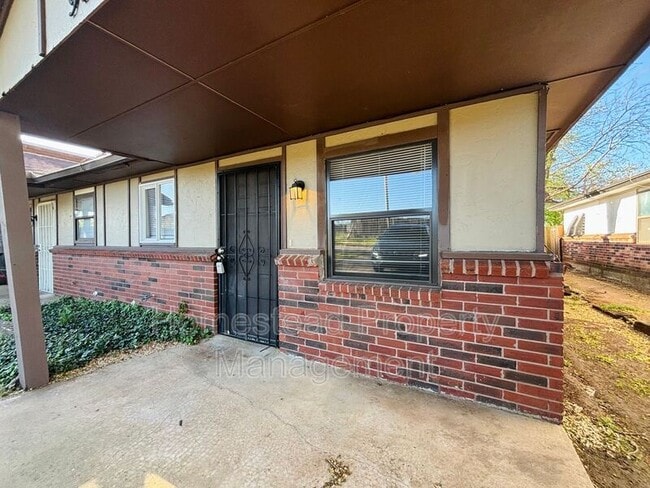 Building Photo - 930 SW 62nd St