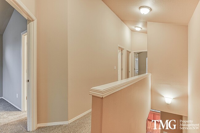 Building Photo - Gorgeous Four Bedroom Townhome in Hillsboro!