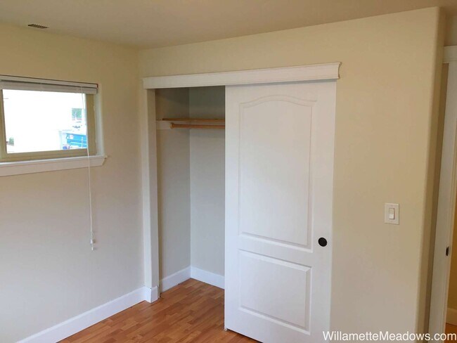 Building Photo - 4 Bedrooms, 2 Bathrooms, Large Fenced Backyard in Central Salem