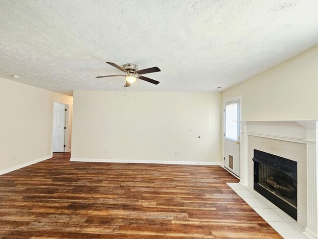 Building Photo - Three Bedroom With Large  Bonus Room