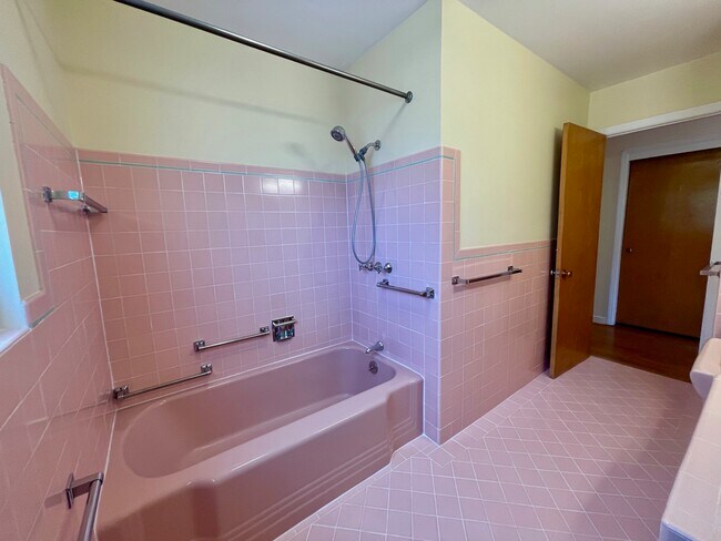 Original tile in great condition - 5940 La Salle Ave
