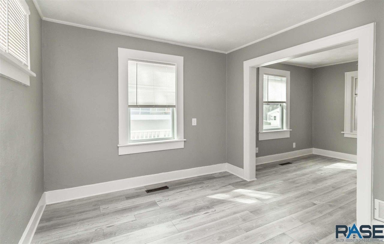 Dining area - 926 N Walts Ave