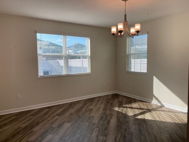 Building Photo - STOREY PARK - 3BR/2.5BA TOWNHOME WITH 2 CAR GARAGE