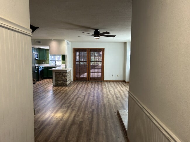 Building Photo - "Charming 2-Bed Townhouse Oasis with 2.5 Baths in Prime Las Vegas Location!"