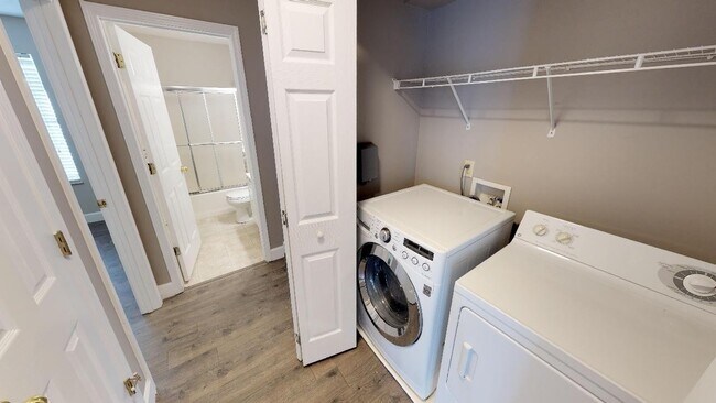 Building Photo - 3BR/2BA Condo Near UTK in Fort Sanders