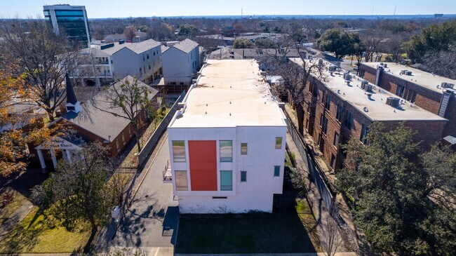 Building Photo - 2 Bed Option in East Dallas Townhome off Greenville Lakewood Neighborhood