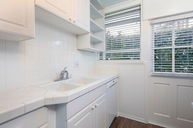 Building Photo - The Perfect 2 BR for Beach Lovers! Only 1 ...