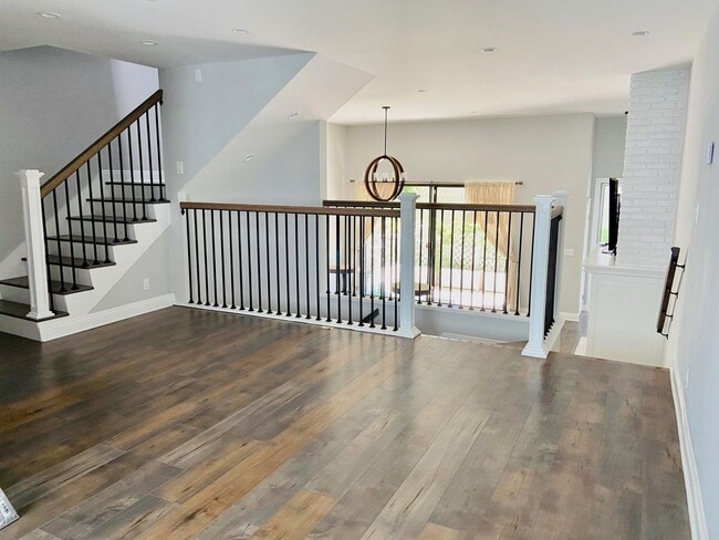 Building Photo - Gorgeous Venice Townhouse w/Upgrades Galore close to Beach+Canals w/Laundry+Garage+Pool