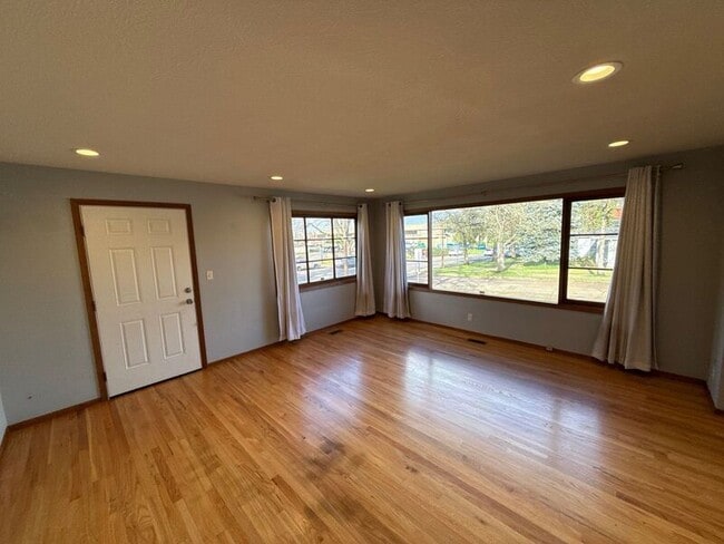 Building Photo - 610 Liberty St SE