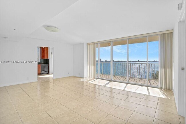 Primary Photo - 7601 E Treasure Dr