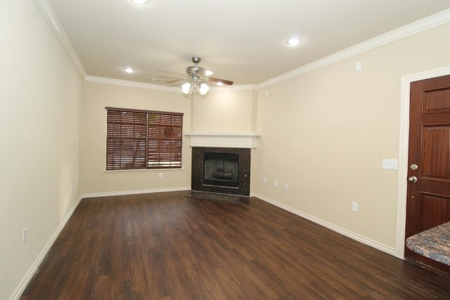 Building Photo - 2556 E Turtle Creek Dr