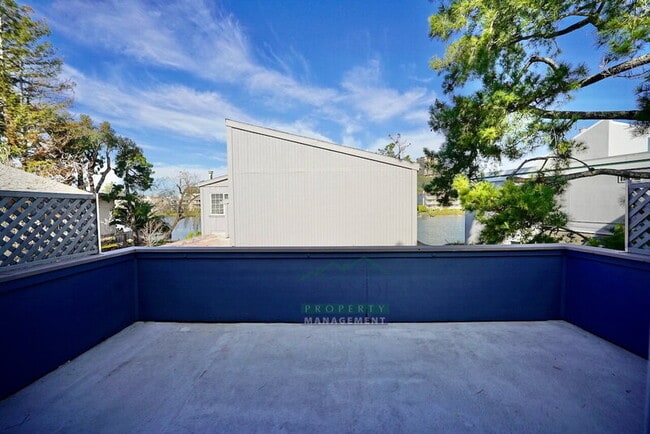 Building Photo - 575 Larkspur Plaza Dr