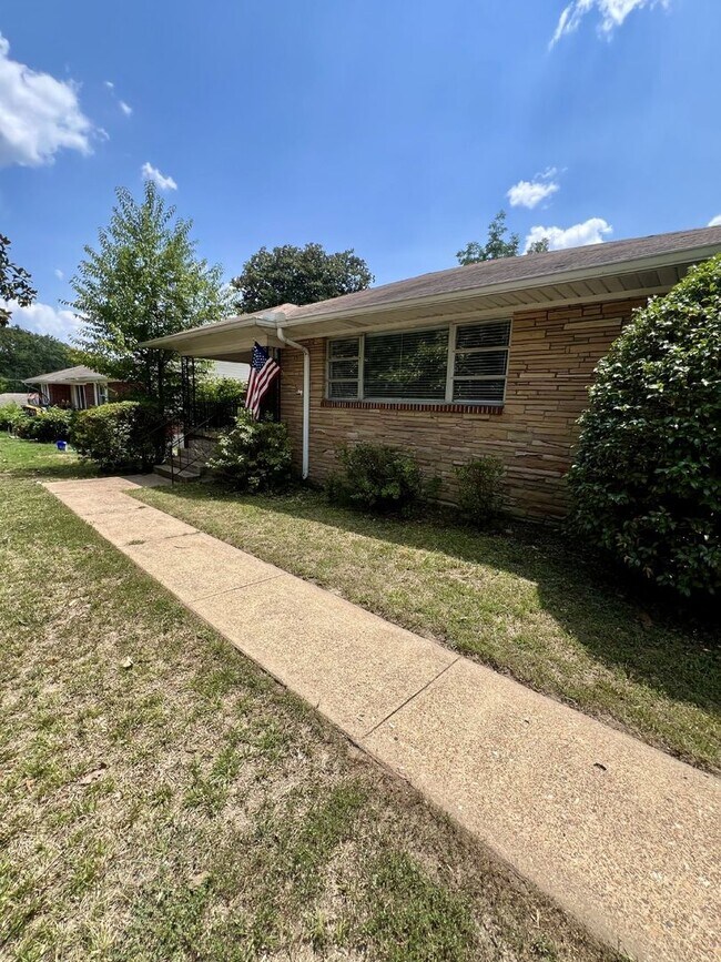 Building Photo - Charming 3-Bed, 2-Bath Spacious Home in Ch...