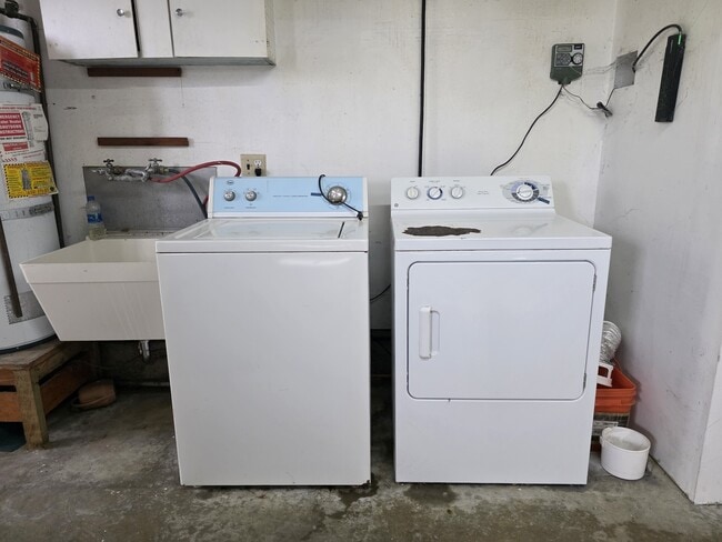 Building Photo - 2440 Maywood Dr