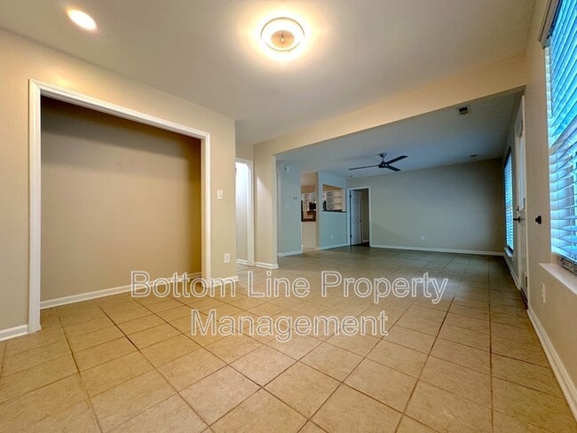 Building Photo - 3227 Lake Dr