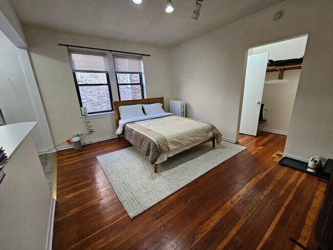 Building Photo - 644 W Wrightwood Ave