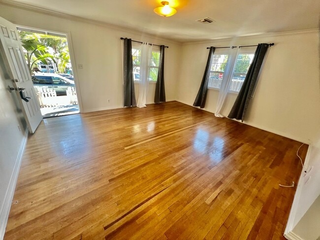 Building Photo - Walk to Beach, Garage, Yard, Hardwood Floo...