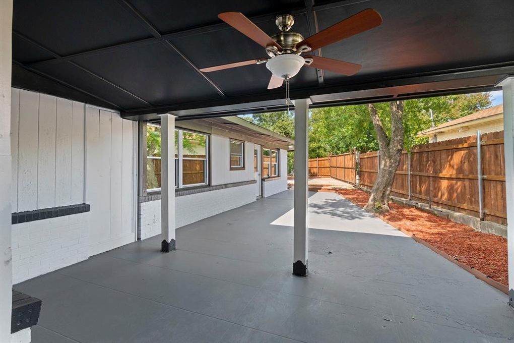 Building Photo - 1910 Danube Dr