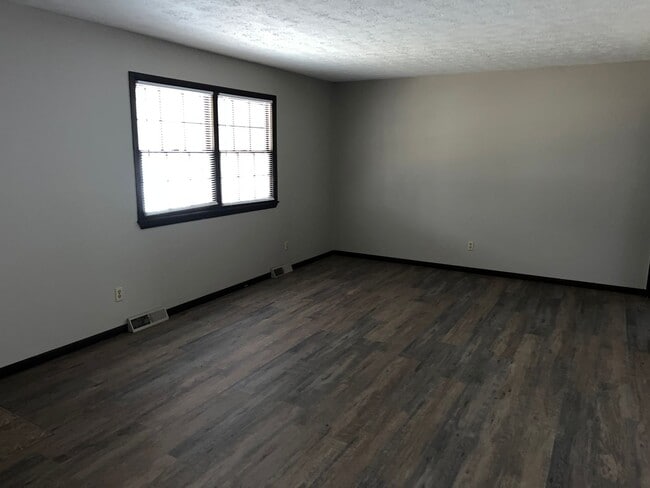 Building Photo - 3 Bedrooms! 2 Living Areas!  East side Spr...