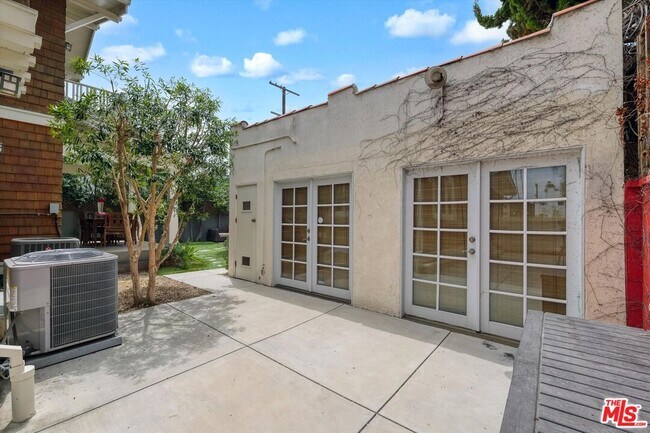 Building Photo - 933 Venezia Ave