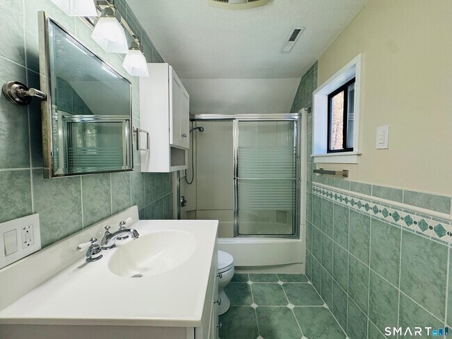 Building Photo - 2 Highland Square