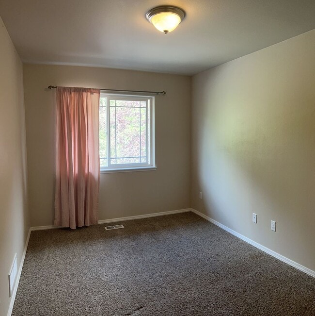Building Photo - 3 bed/3.5 Baths. Eagle river.