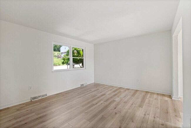 Building Photo - AVAILABLE NOW! Check out this BEATIFULLY RENOVATED 2-bedroom townhome in North Versailles!