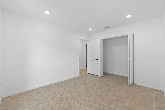 Building Photo - 9930 Valley Lake Dr